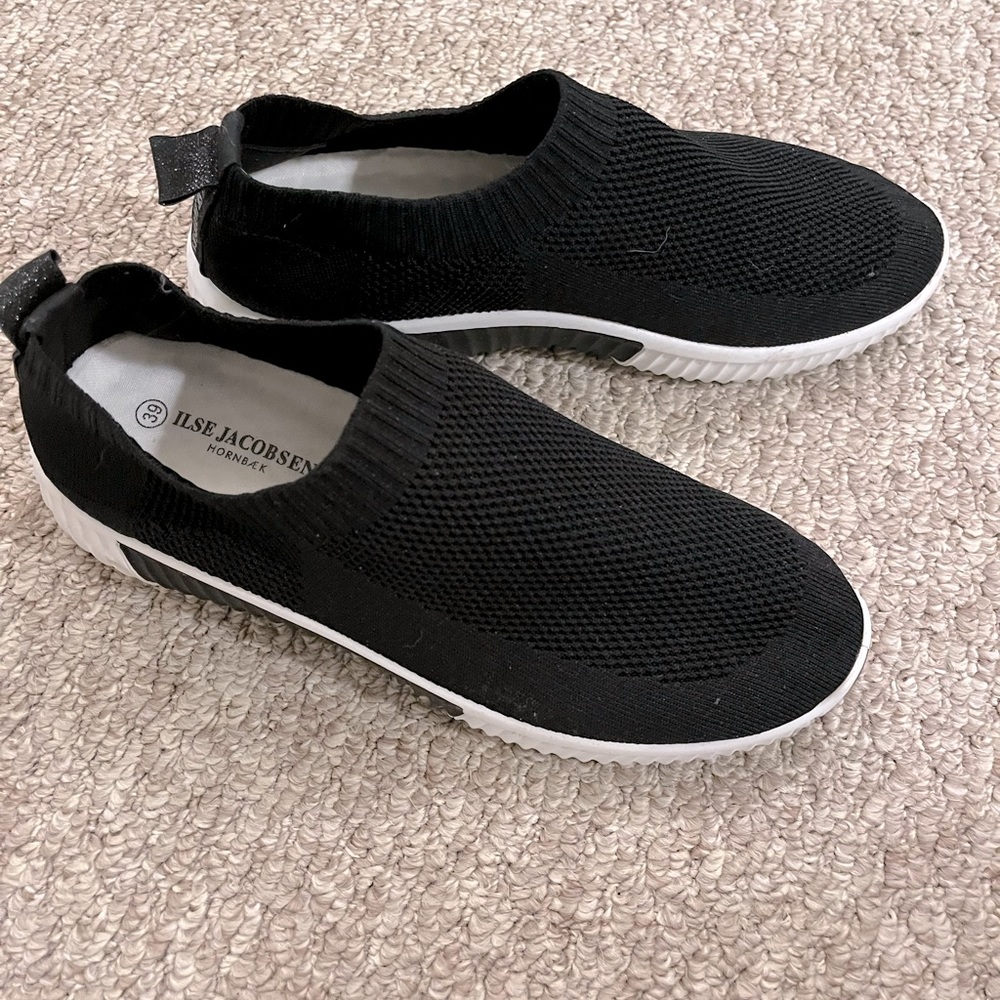 Ilse Jacobson Size EU 39 (8-8.5) woman's slip on sneakers.